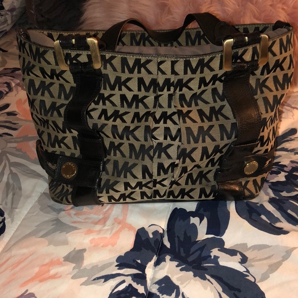 Michael Kors Handbags - Signature MICHEAL KORS large tote